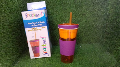 Travel-friendly cup with integrated snack holder, ideal for combining snacks and drinks.